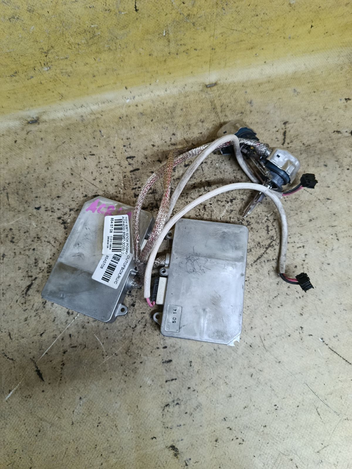 Блок розжига ксенона 85967-30050 на Toyota Estima ACR40W Фото 1