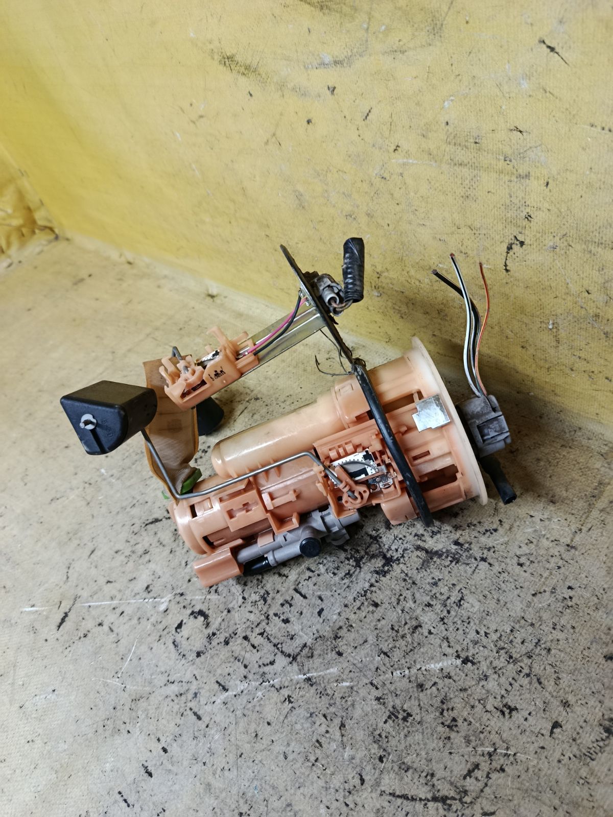 Бензонасос 77020-28030 на Toyota Estima ACR40W 2AZ-FE Фото 2