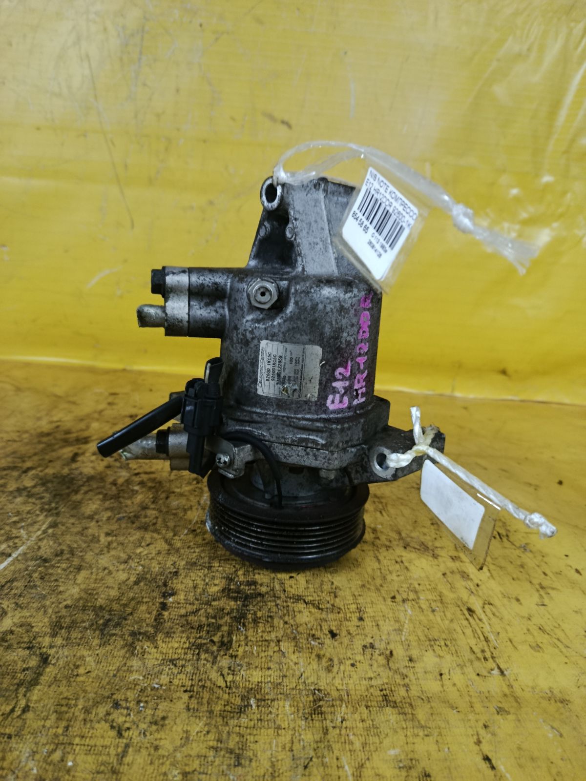 Компрессор кондиционера 92600-1KC5C на Nissan Note E12 HR12DDR Фото 1