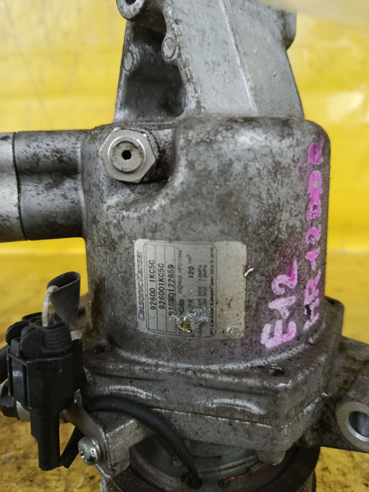 Компрессор кондиционера 92600-1KC5C на Nissan Note E12 HR12DDR Фото 2