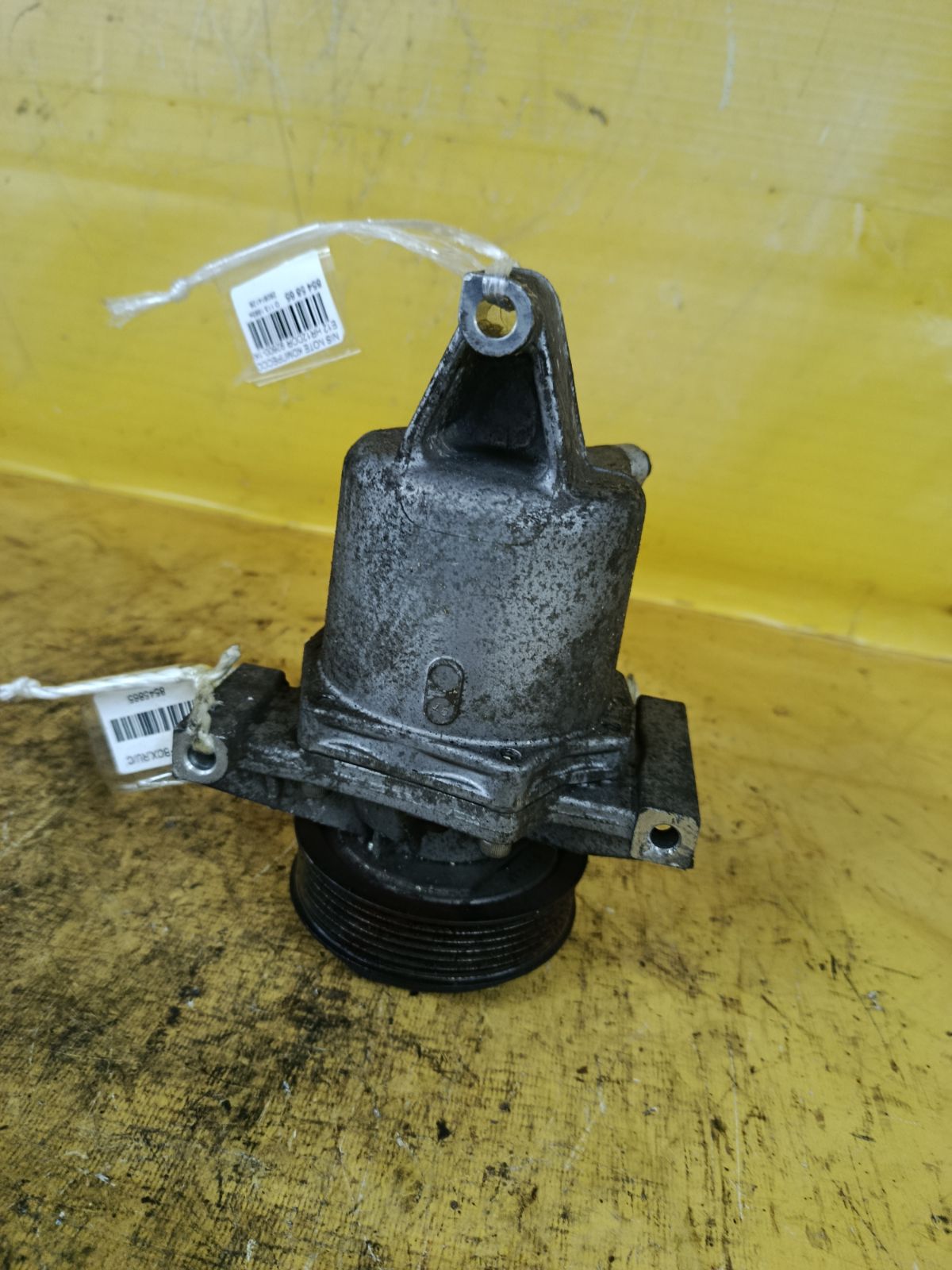 Компрессор кондиционера 92600-1KC5C на Nissan Note E12 HR12DDR Фото 3