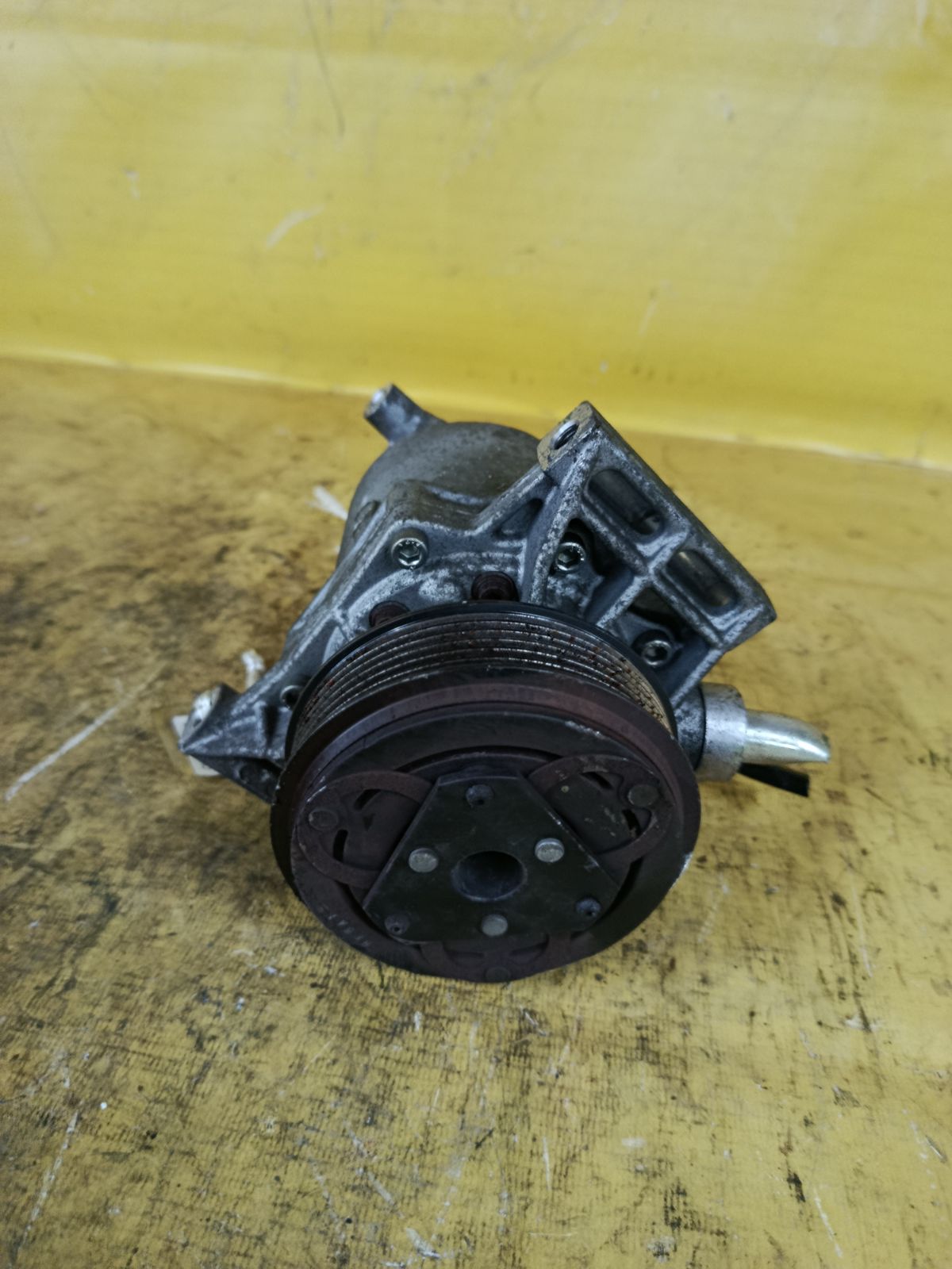 Компрессор кондиционера 92600-1KC5C на Nissan Note E12 HR12DDR Фото 4