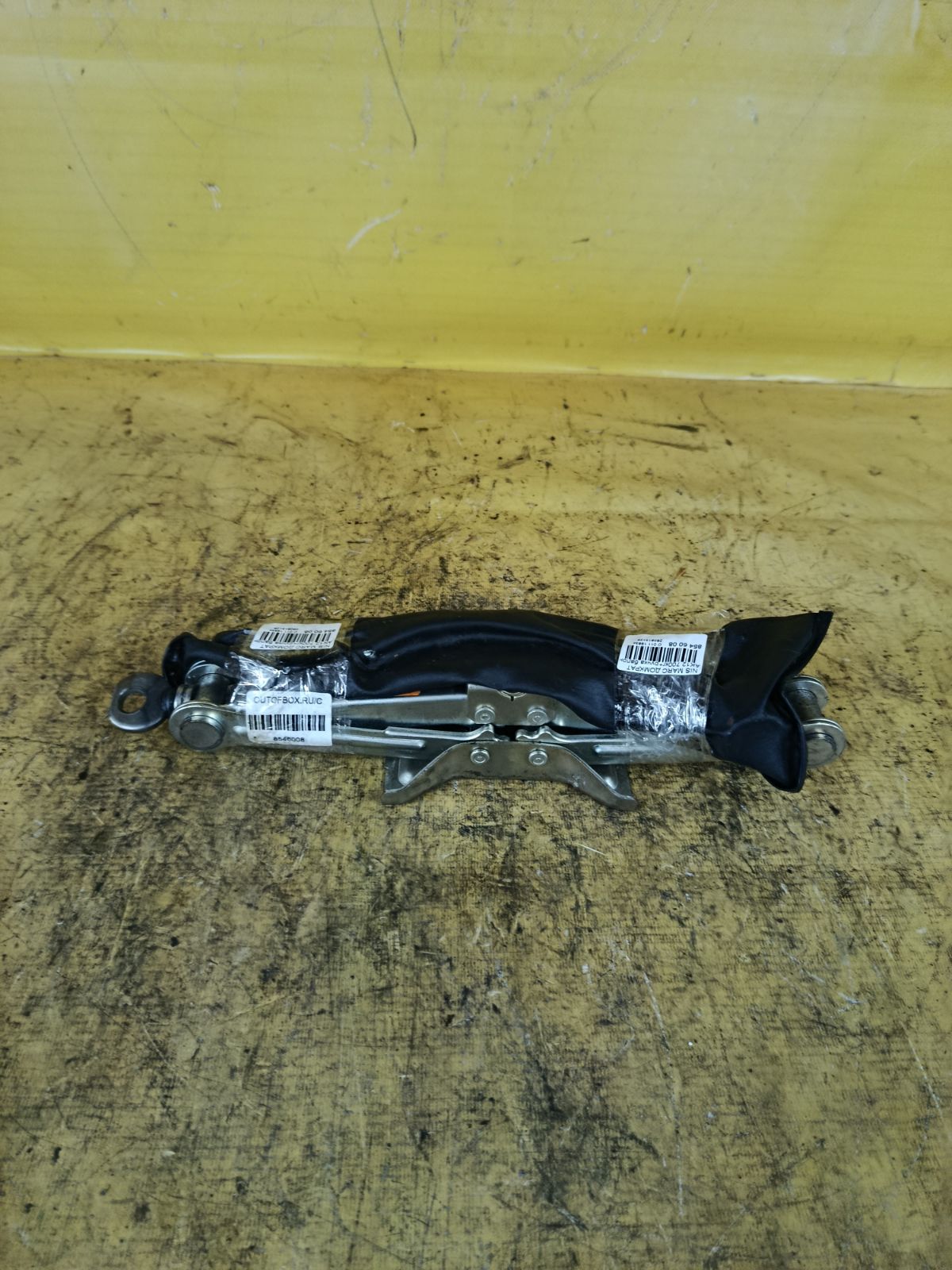 Домкрат на Nissan March AK12 Фото 1