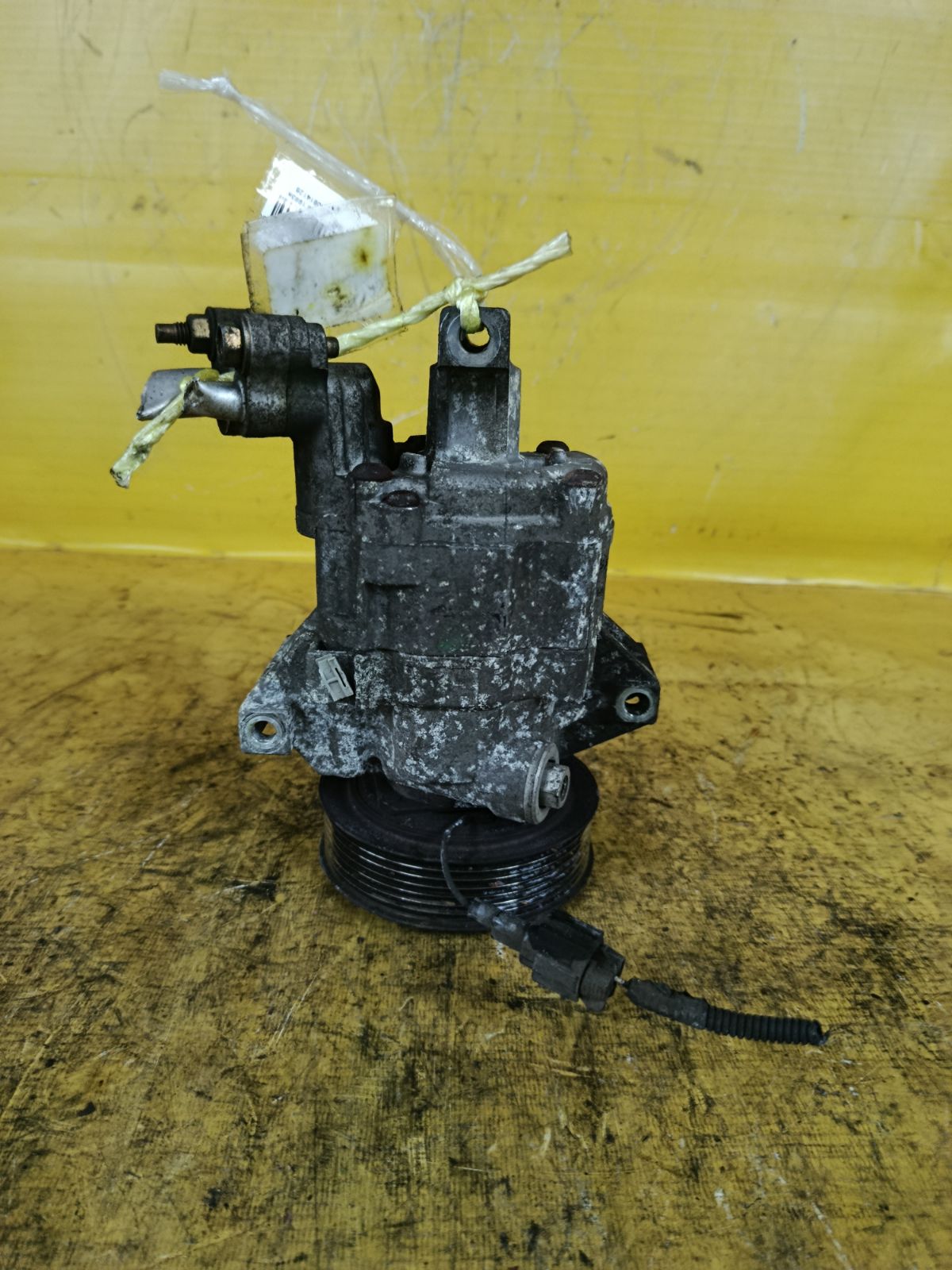 Компрессор кондиционера 92600-ED000 на Nissan Note E11 HR15DE Фото 2