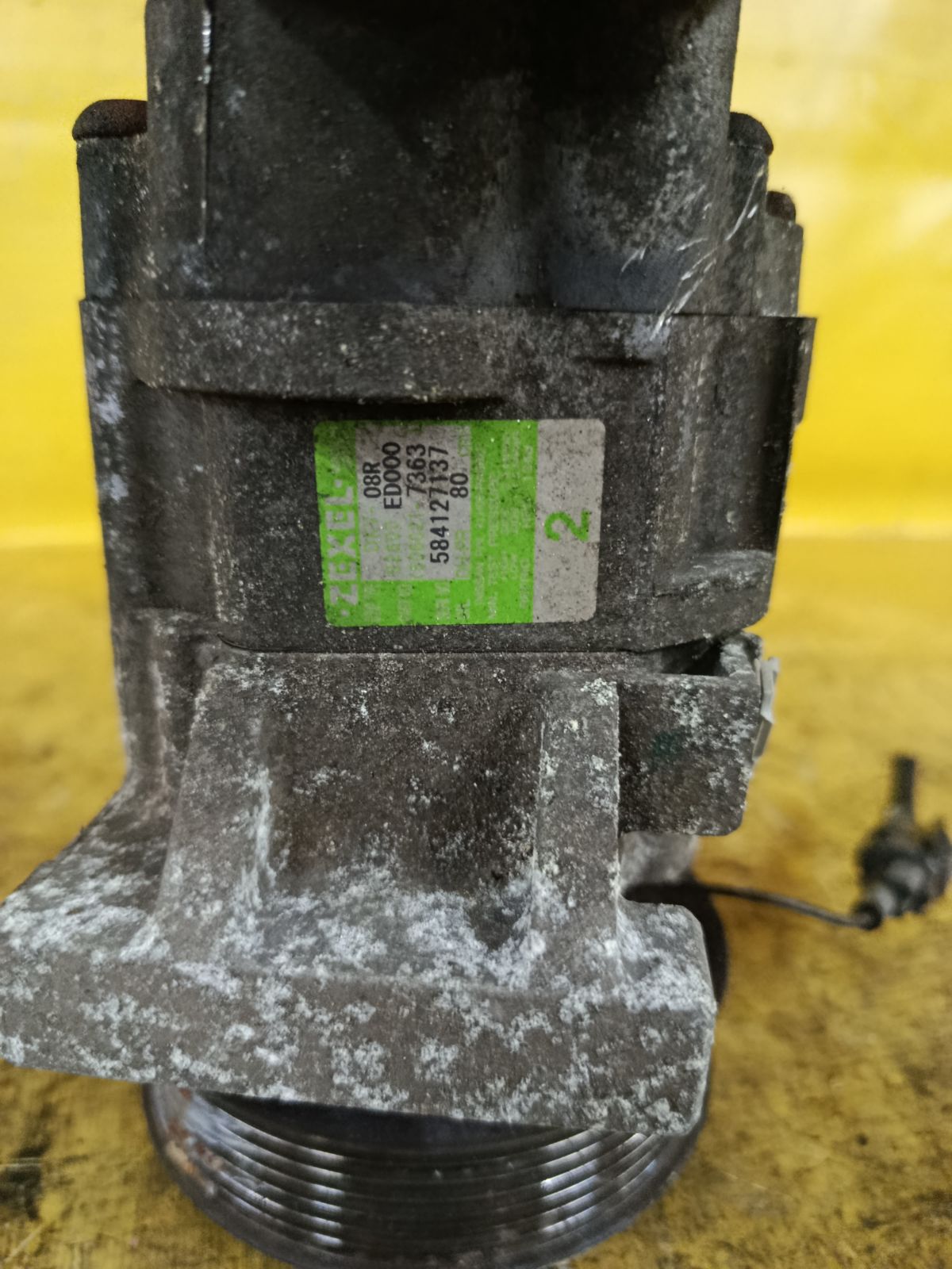 Компрессор кондиционера 92600-ED000 на Nissan Note E11 HR15DE Фото 4