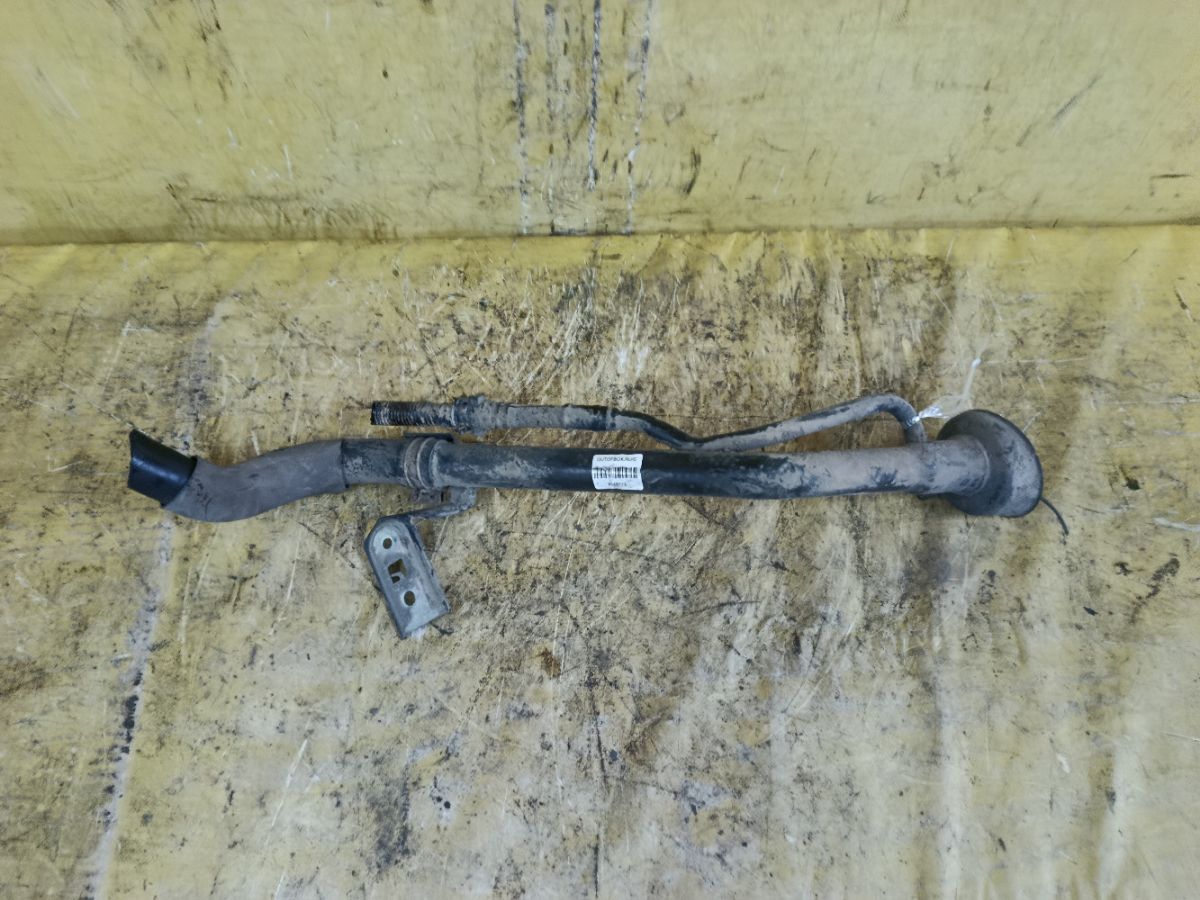 Заливная горловина топливного бака на Nissan March AK12 CR12DE Фото 1