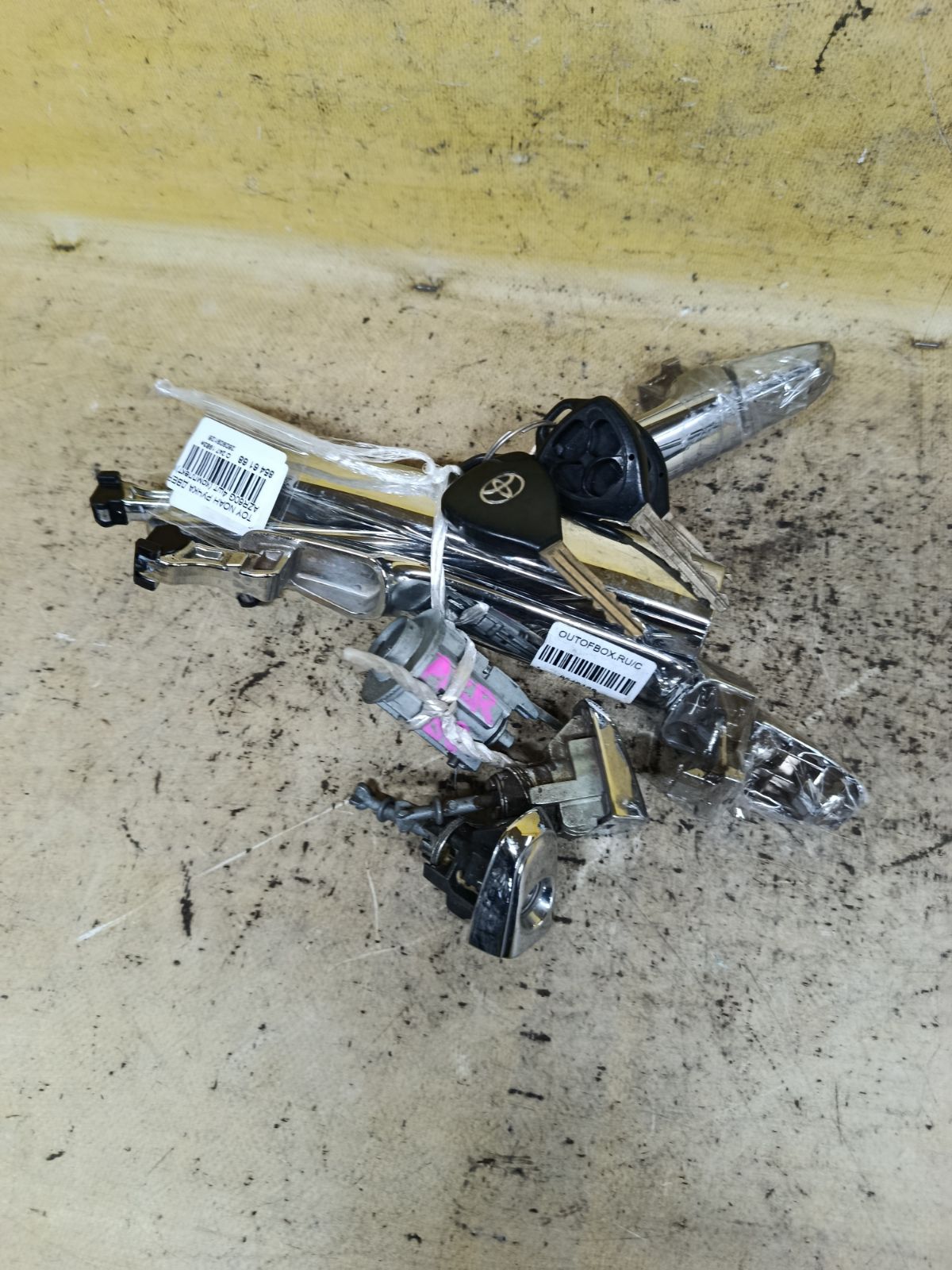 Ручка двери на Toyota Noah AZR60G Фото 1