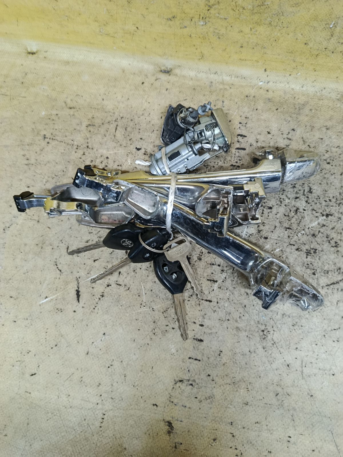 Ручка двери на Toyota Noah AZR60G Фото 2