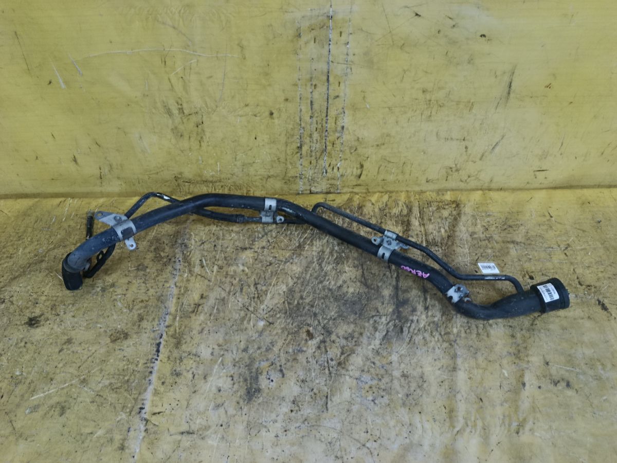 Заливная горловина топливного бака 77201-28240, 77201-28290 на Toyota Noah AZR60G 1AZ-FSE Фото 1