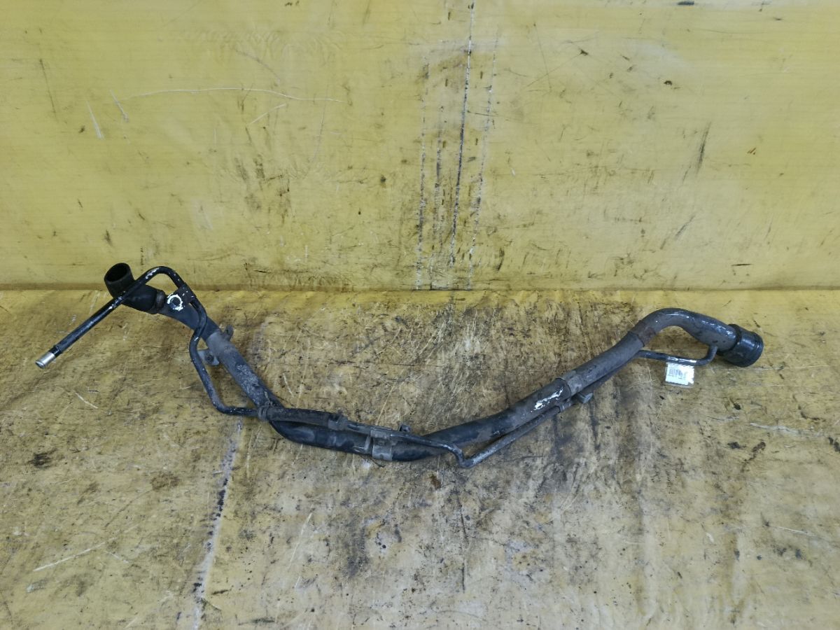 Заливная горловина топливного бака 77201-28240, 77201-28290 на Toyota Noah AZR60G 1AZ-FSE Фото 2