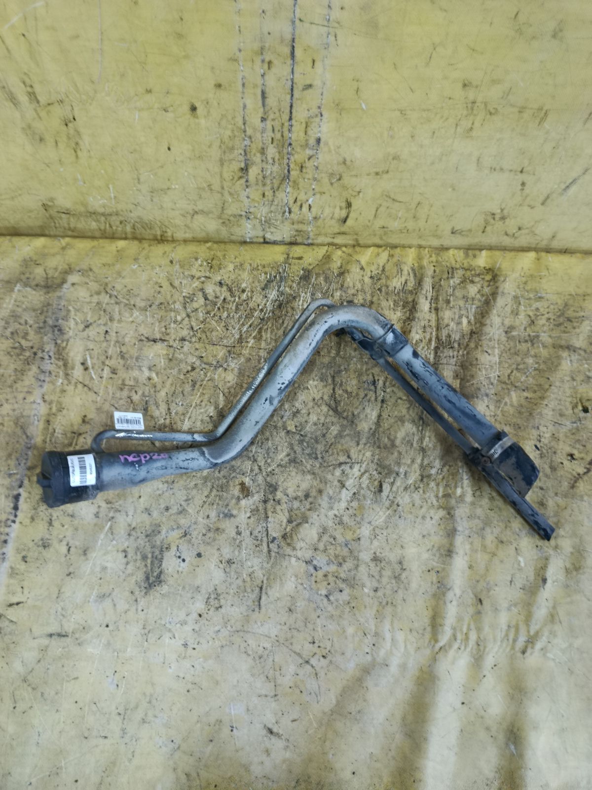 Заливная горловина топливного бака 77201-52050 на Toyota Funcargo NCP20 2NZ-FE Фото 2
