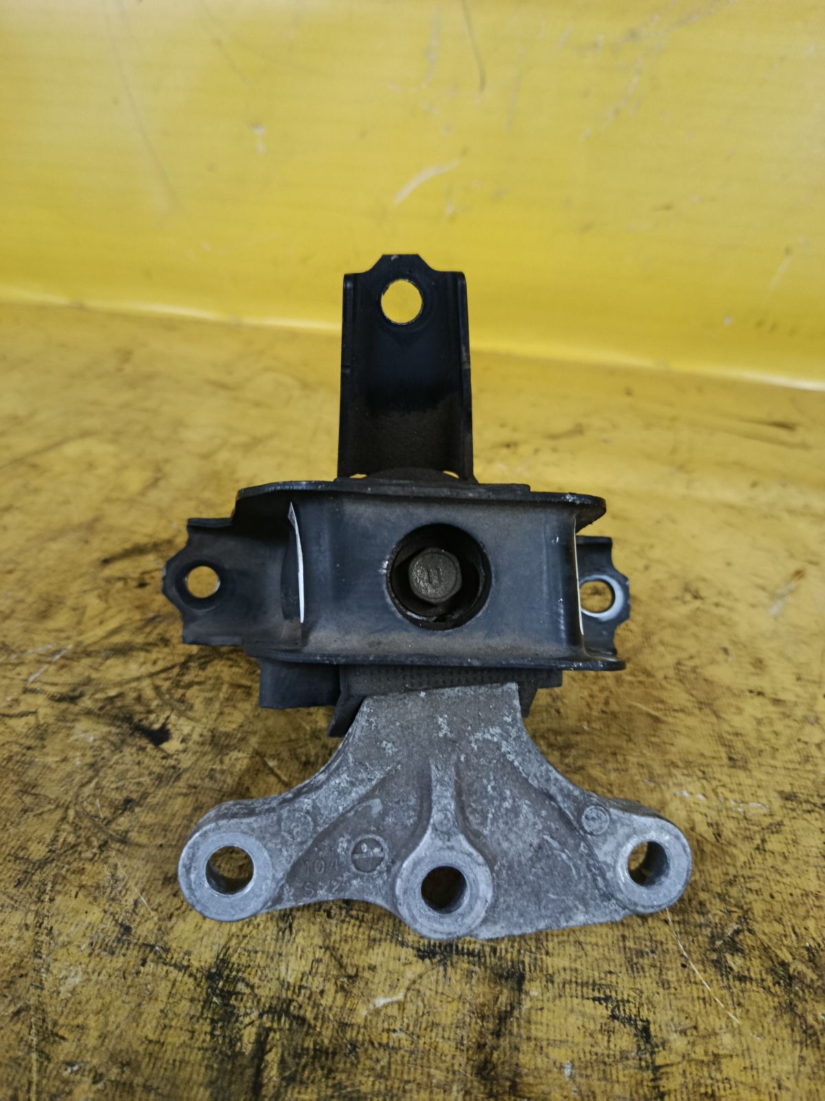 Подушка двигателя на Suzuki Wagon R MH34S R06A Фото 3