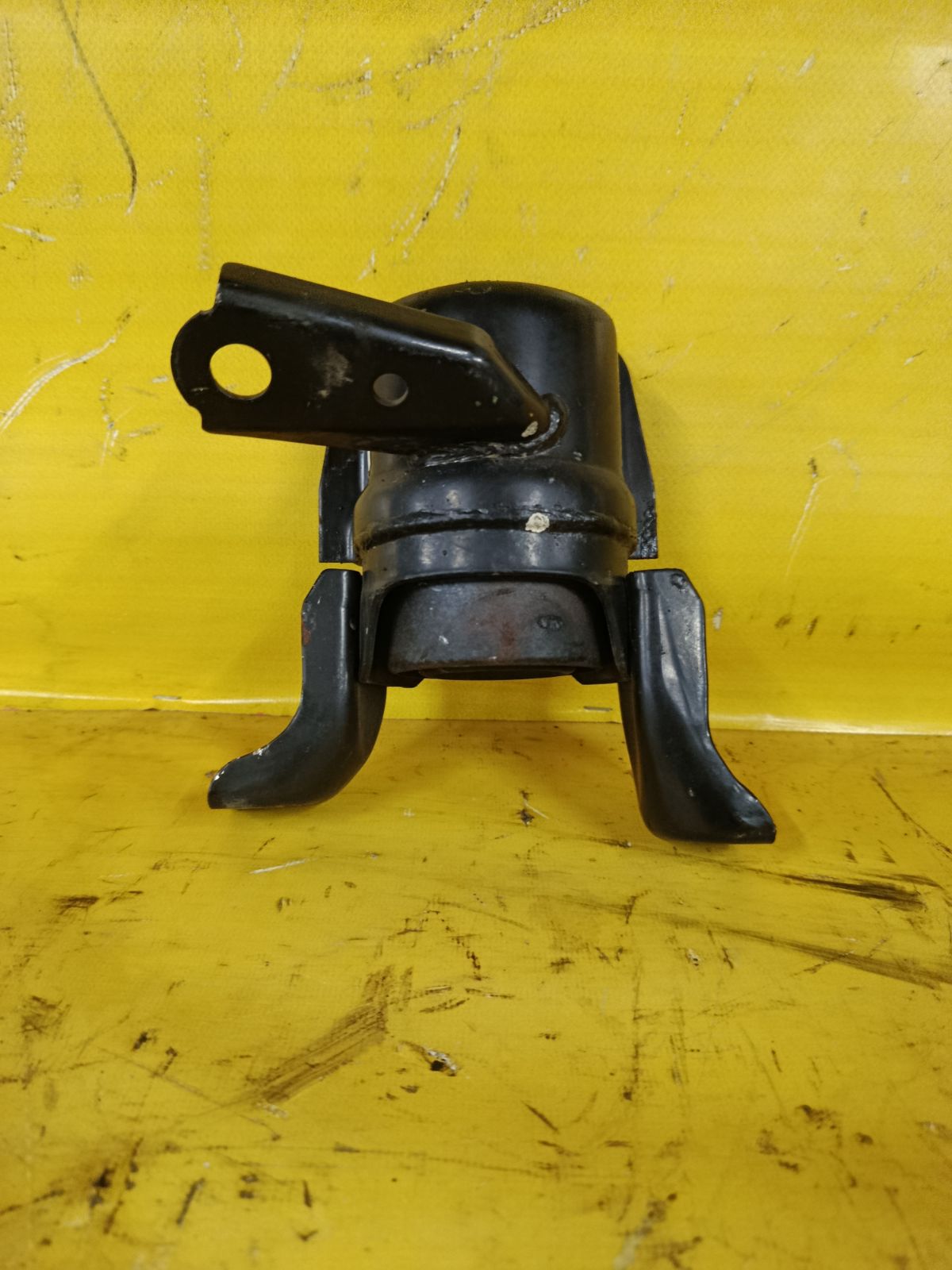 Подушка двигателя 12305-37050 на Toyota Noah ZRR70G 3ZR-FAE Фото 3