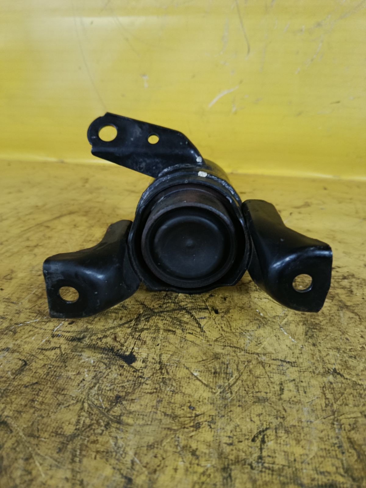 Подушка двигателя 12305-37050 на Toyota Noah ZRR70G 3ZR-FAE Фото 4