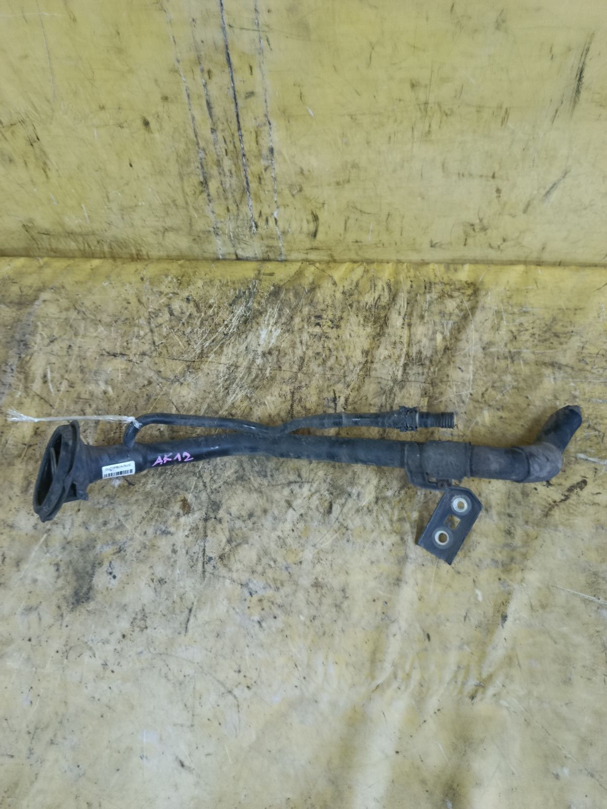 Заливная горловина топливного бака на Nissan March AK12 CR12DE Фото 1