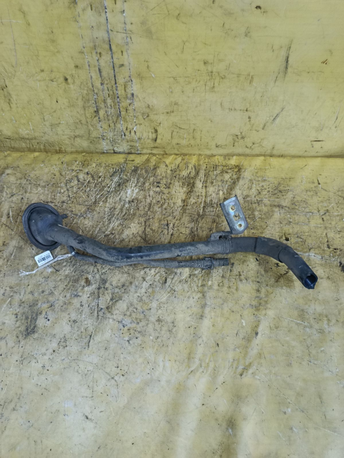 Заливная горловина топливного бака на Nissan March AK12 CR12DE Фото 2