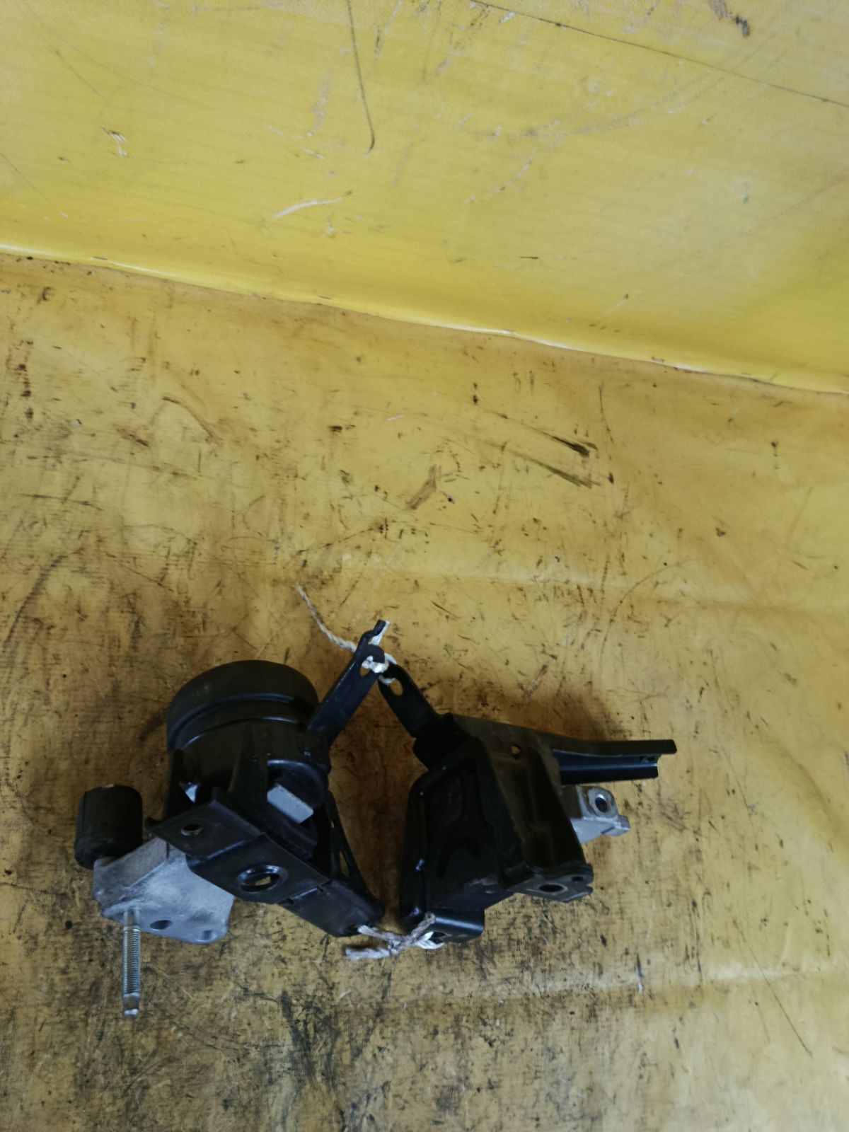 Подушка двигателя на Toyota Vitz KSP130 1KR-FE Фото 2