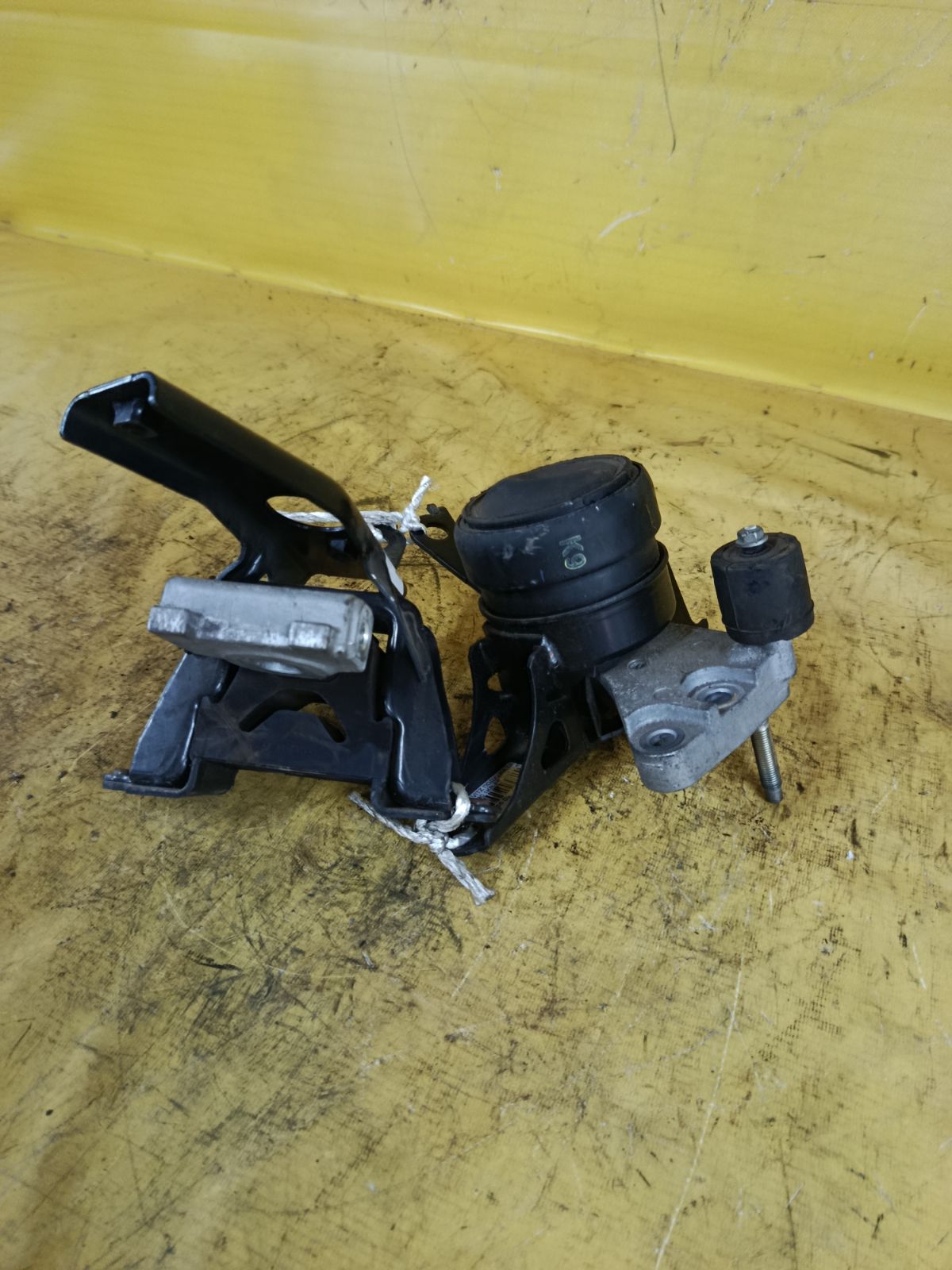 Подушка двигателя на Toyota Vitz KSP130 1KR-FE Фото 3