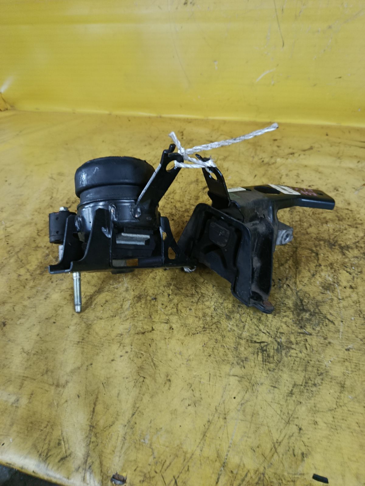 Подушка двигателя на Toyota Vitz KSP130 1KR-FE Фото 4