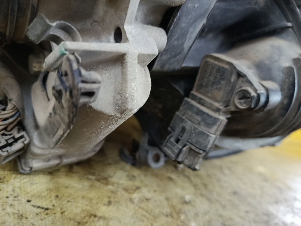 Коллектор впускной 35100-2B150, 39300-2B000, 28138-4X000 на Kia Rio QB G4FA Фото 3