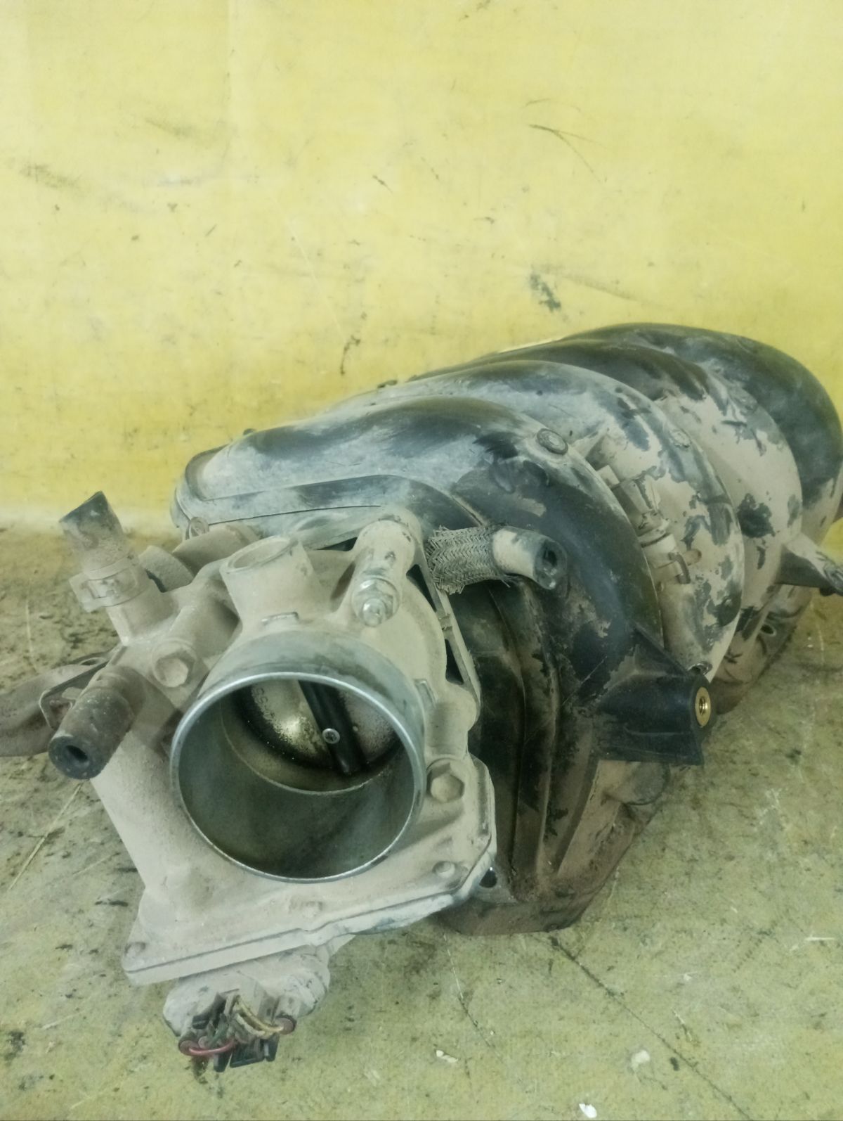 Коллектор впускной 22030-0T100 на Toyota Corolla ZZE150L 1ZR-FE Фото 2