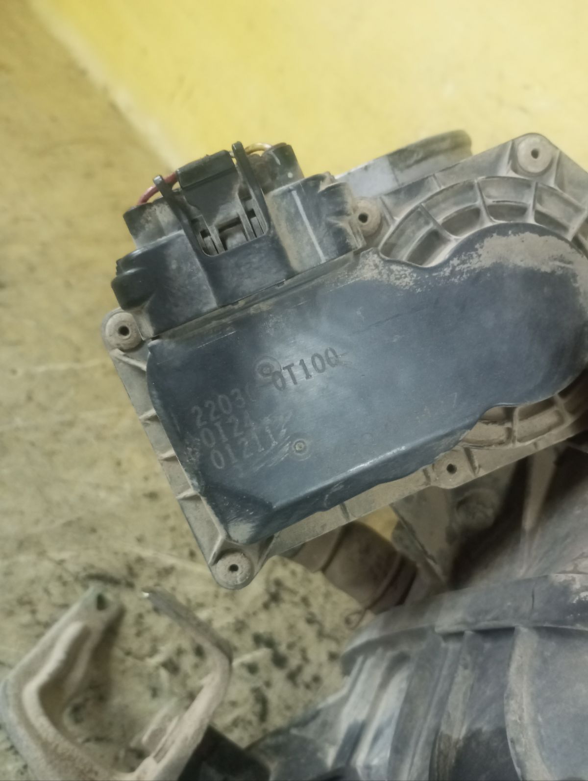 Коллектор впускной 22030-0T100 на Toyota Corolla ZZE150L 1ZR-FE Фото 3