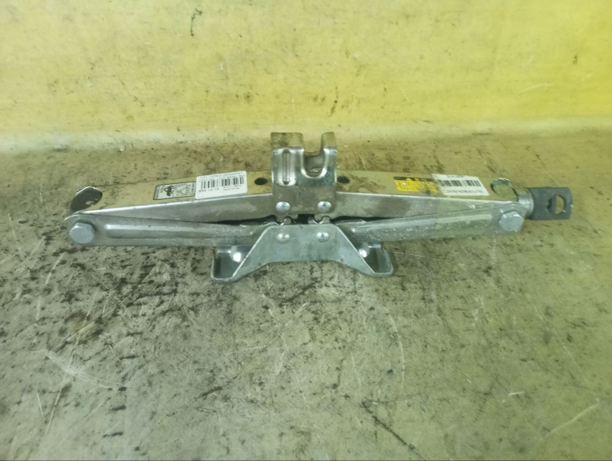 Домкрат на Toyota Corolla ZZE150L Фото 2