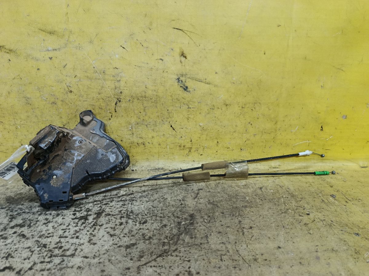 Замок двери на Toyota Corolla ZZE150L Фото 2