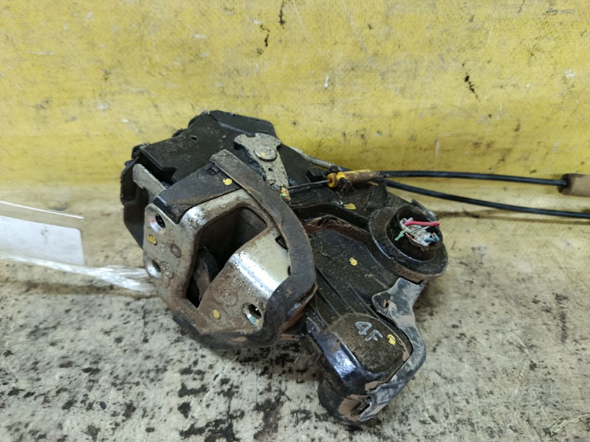 Замок двери на Toyota Corolla ZZE150L Фото 3
