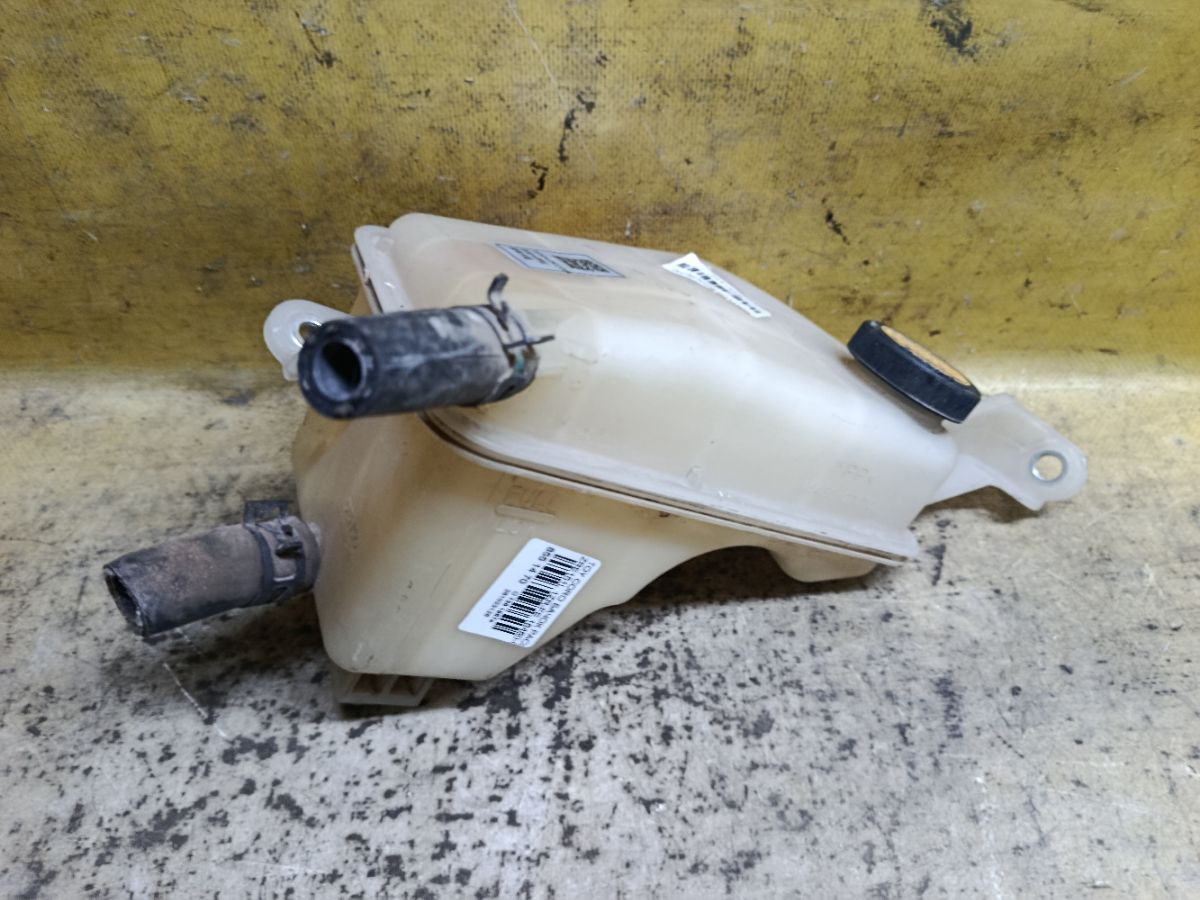 Бачок расширительный 16480-0T010 на Toyota Corolla ZRE151L 1ZR-FE Фото 1
