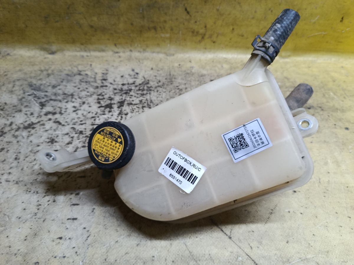 Бачок расширительный 16480-0T010 на Toyota Corolla ZRE151L 1ZR-FE Фото 3