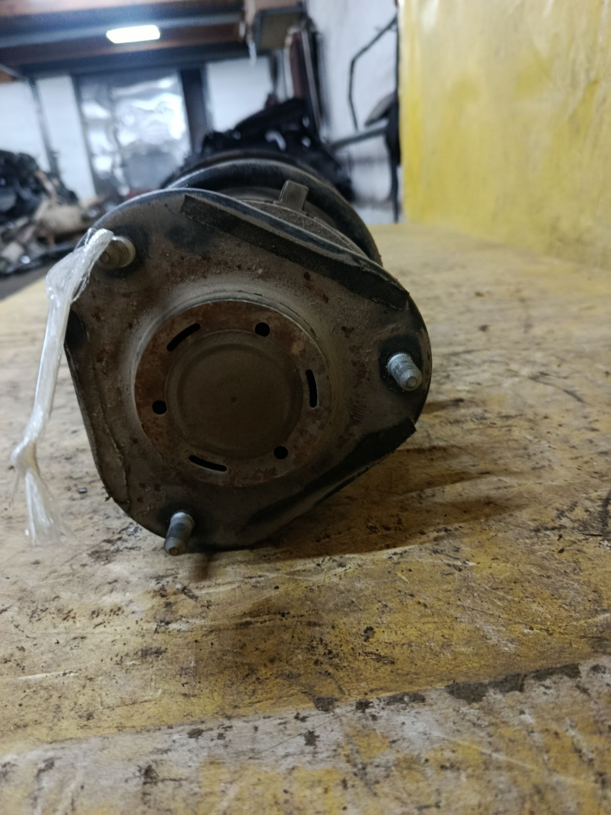 Стойка амортизатора на Toyota Corolla ZRE151L 1ZR-FE Фото 2