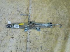 Домкрат на Toyota Corolla ZRE151L