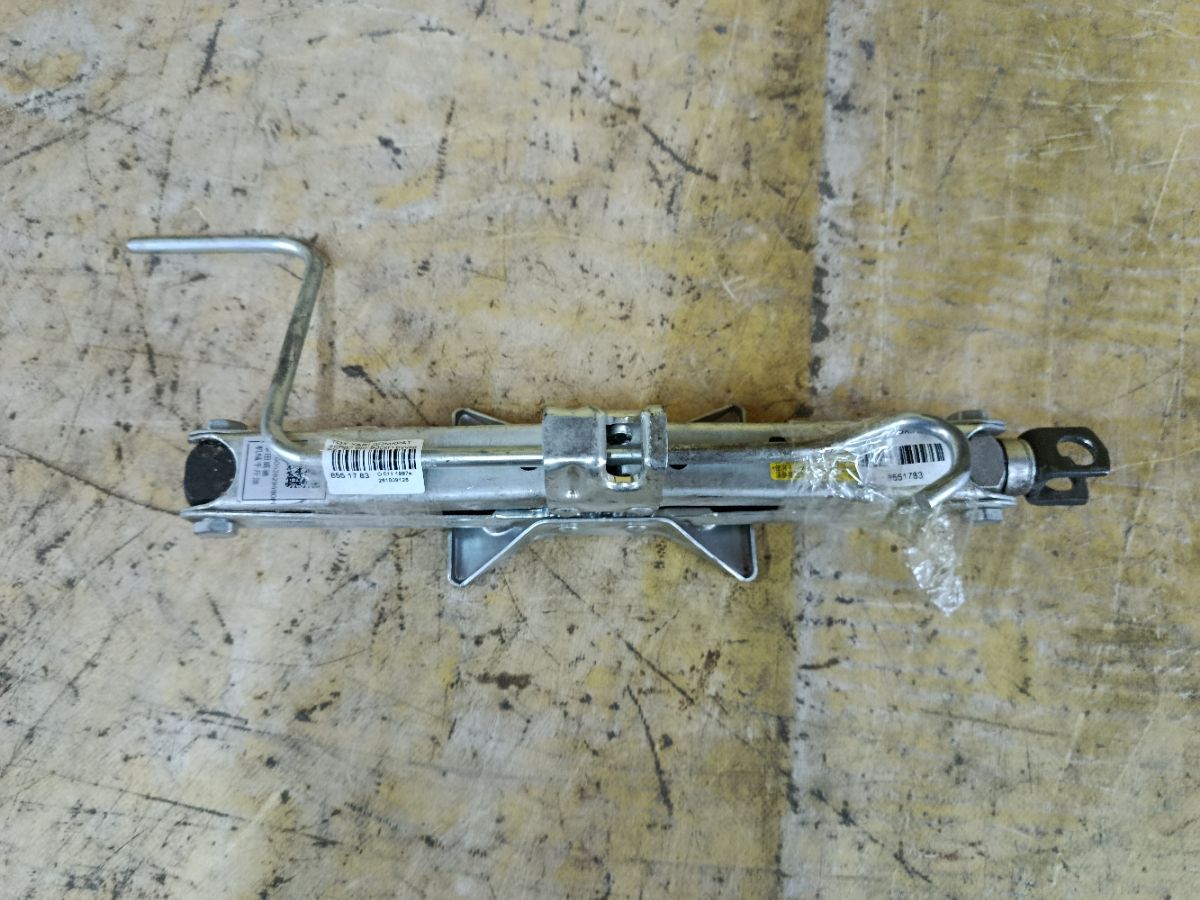 Домкрат на Toyota Yaris ZSP92 Фото 1