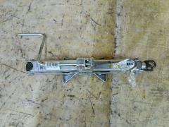 Домкрат на Toyota Yaris ZSP92