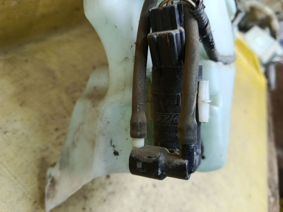Бачок омывателя 5M59-17B613-AB, 7M51-17B613-BA на Ford Focus 2 Фото 4