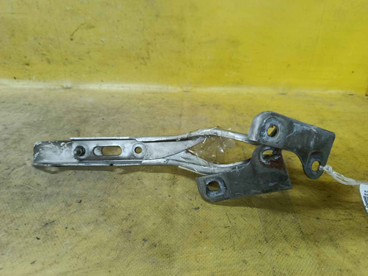 Крепление капота на Honda Fit GD3 Фото 4