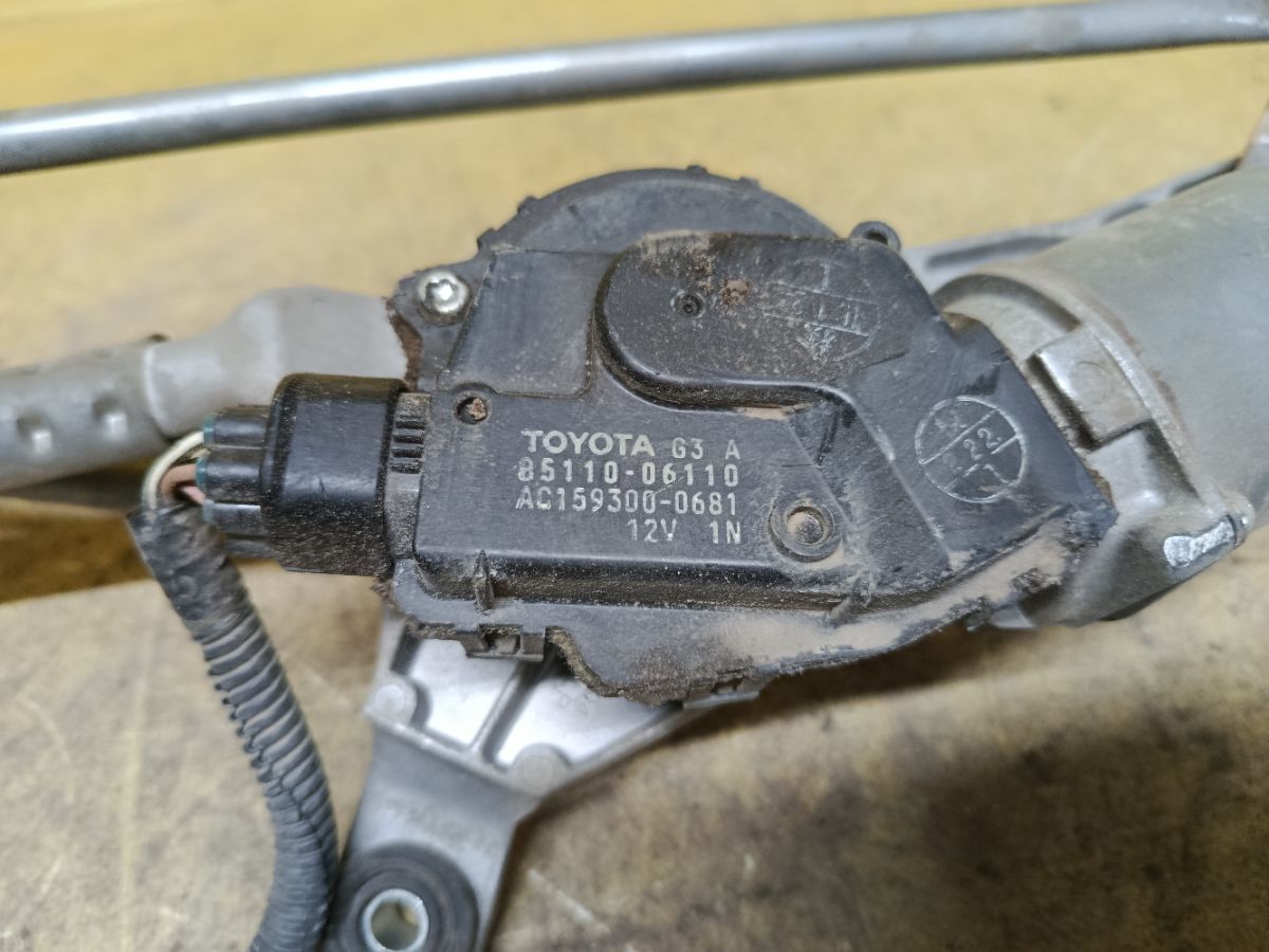Мотор привода дворников 85110-06110 на Toyota Camry ACV40 Фото 4