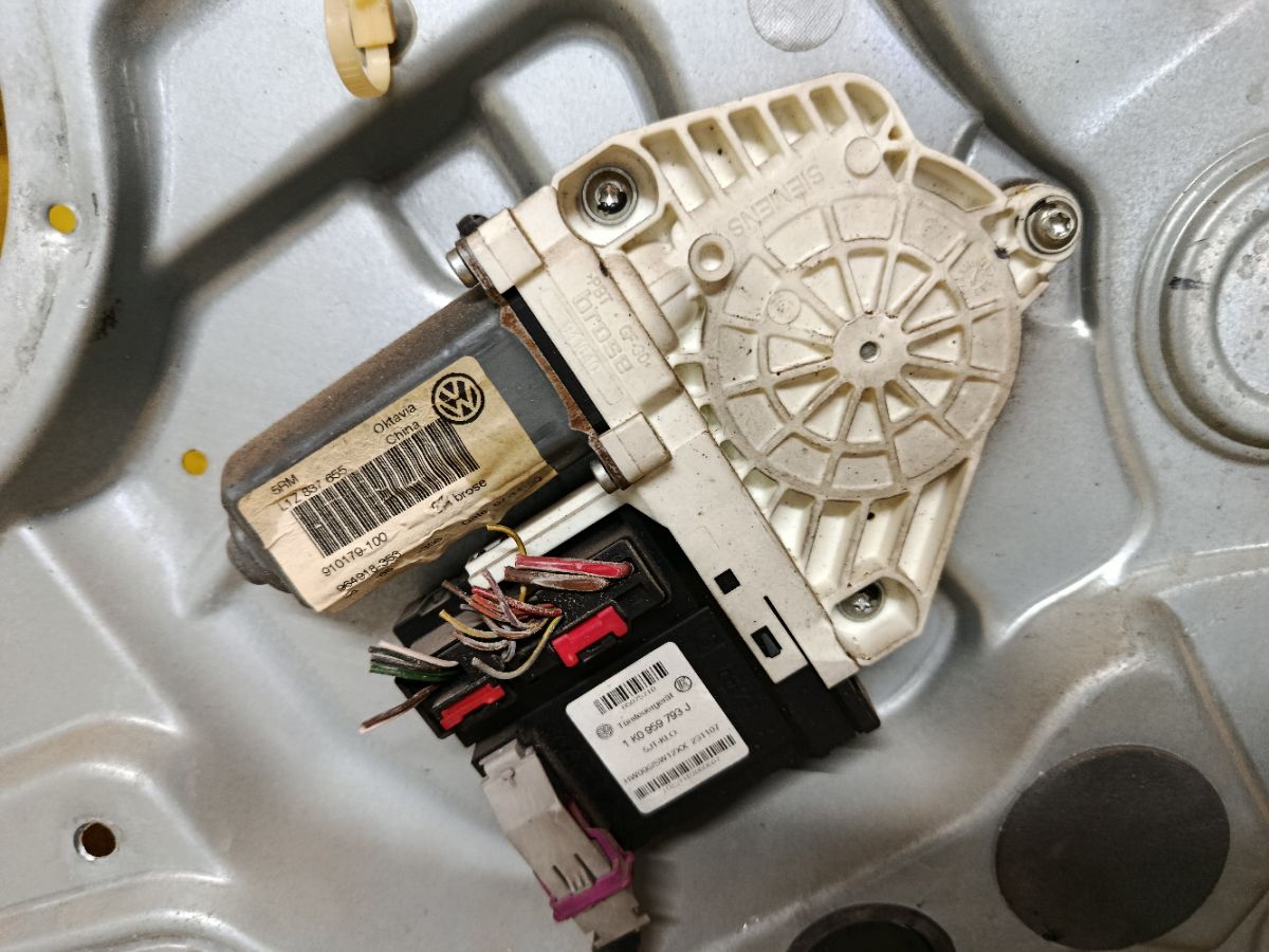 Стеклоподъемный механизм 1K0955557A, 1K0959793J, L1Z837655 на Skoda Octavia A5 1Z Фото 2