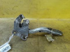 Крепление капота на Toyota Corolla ZRE150L