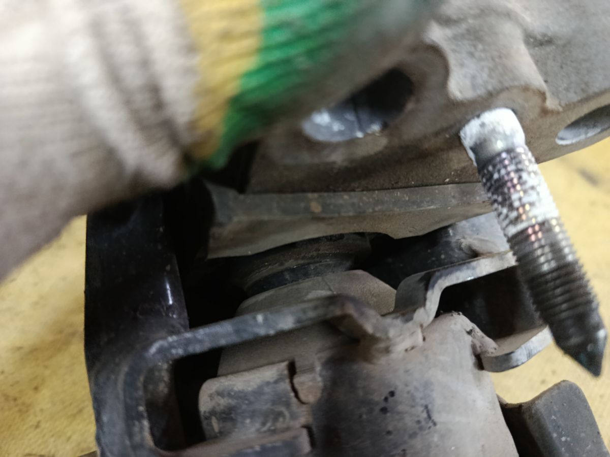Подушка двигателя на Toyota Corolla ZRE150L 2ZR-FE Фото 3