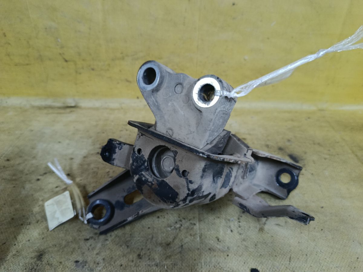 Подушка двигателя на Toyota Corolla ZRE150L 2ZR-FE Фото 3