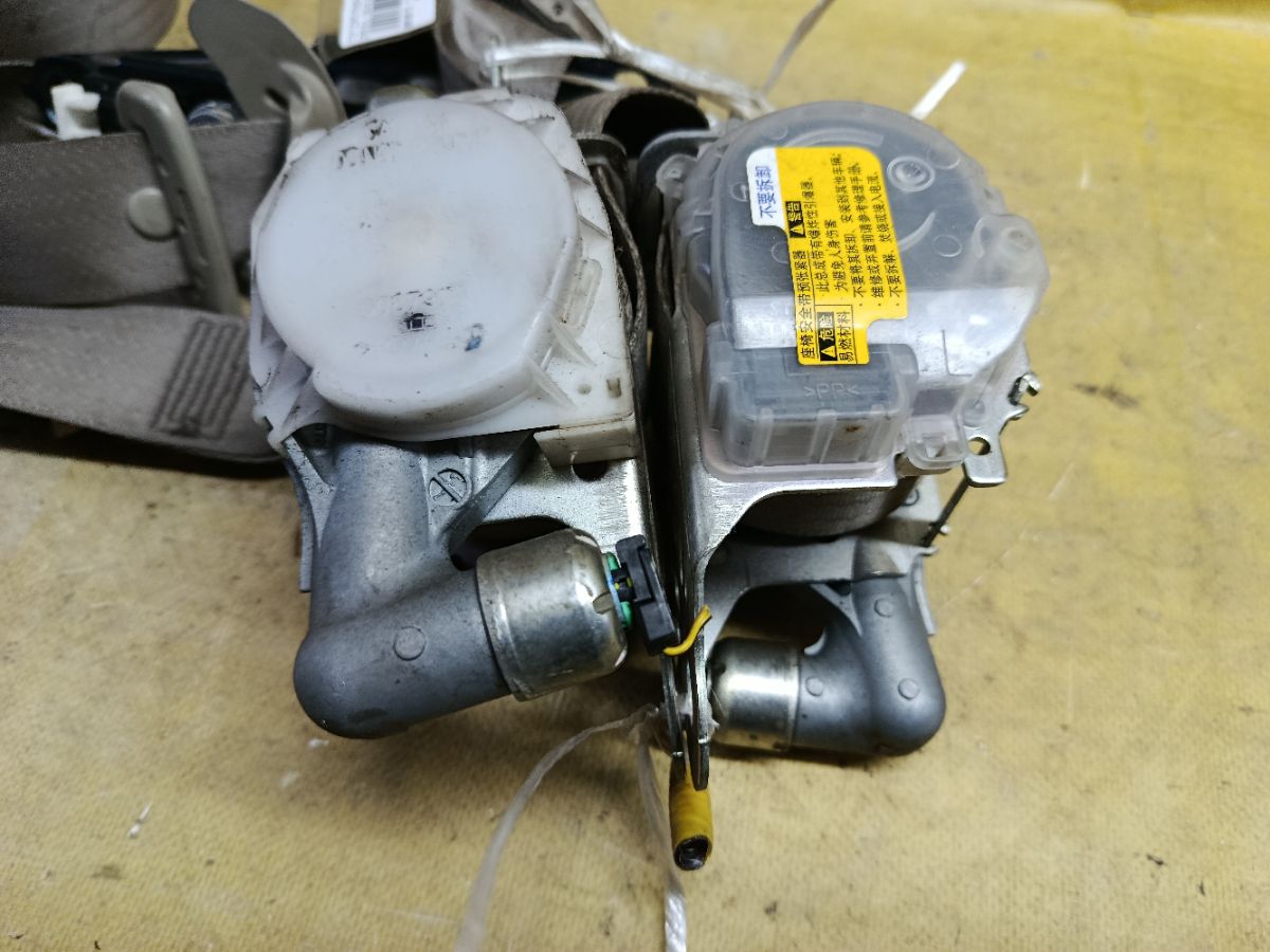 Ремень безопасности на Toyota Corolla ZRE151L 1ZR-FE Фото 3