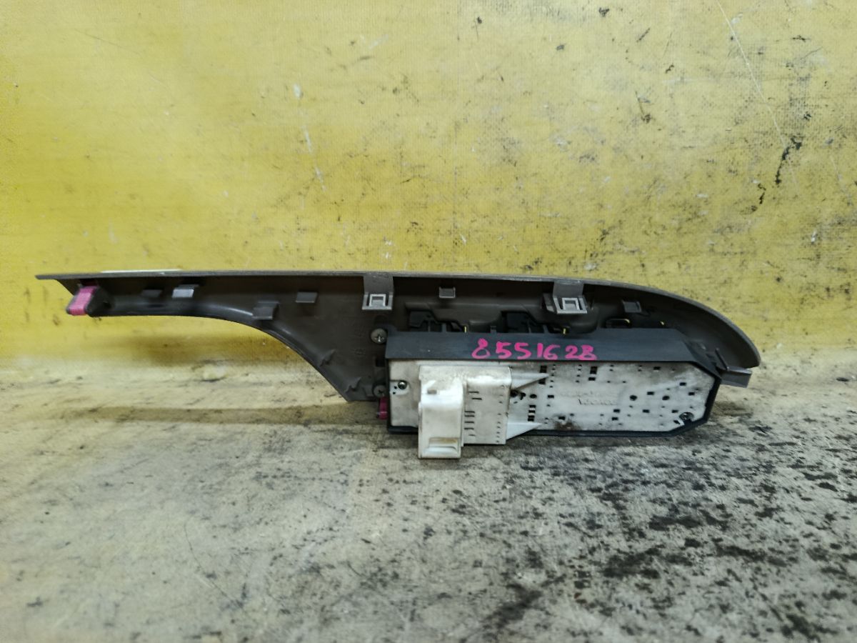 Блок упр-я стеклоподъемниками на Toyota Corolla ZRE151L 1ZR-FE Фото 2