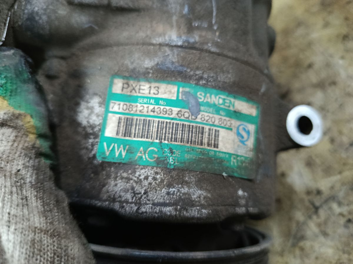Компрессор кондиционера 6QD820803 на Skoda Fabia 5J BTS Фото 3