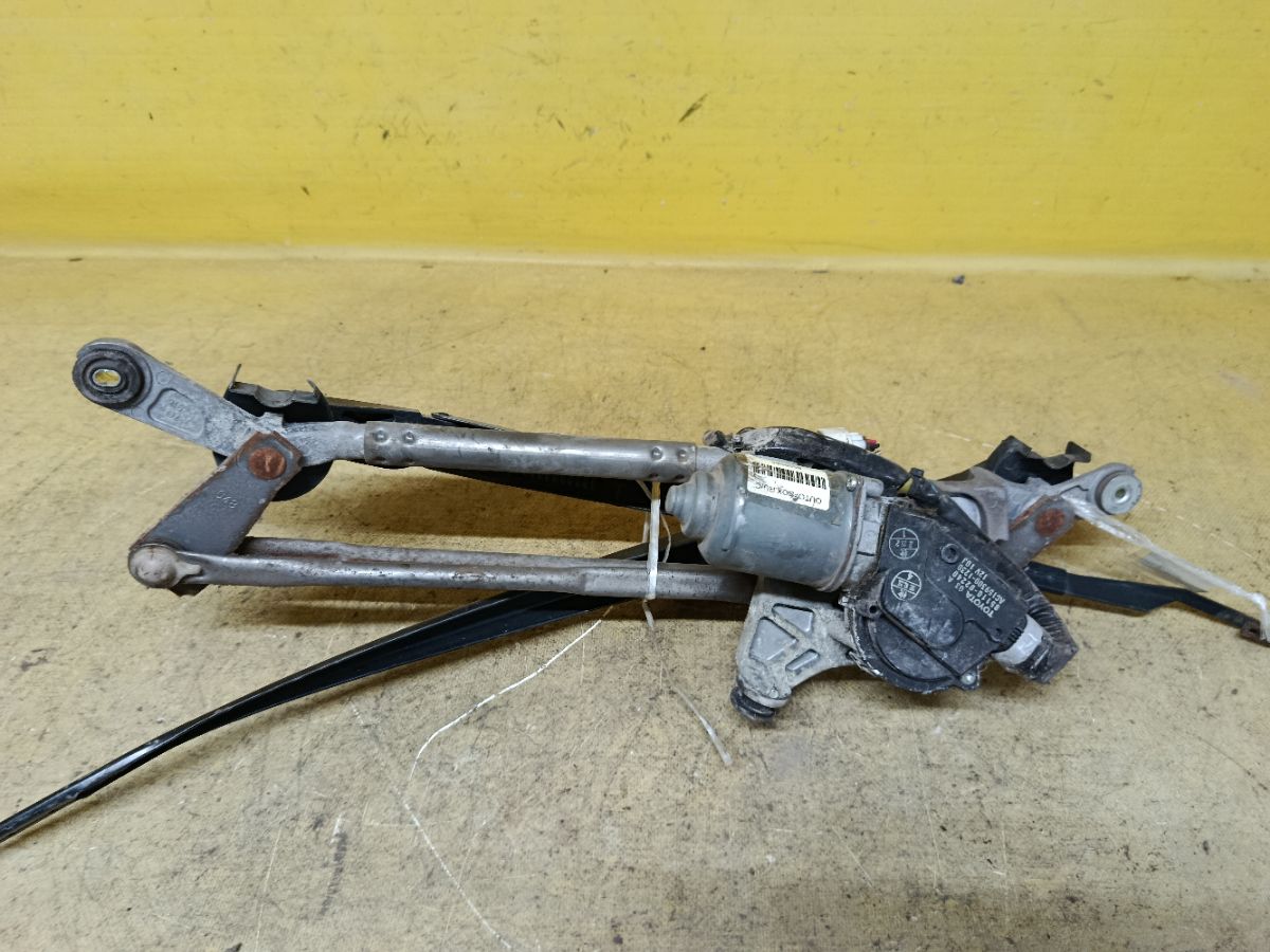 Мотор привода дворников 85110-02240 на Toyota Corolla ZRE151L Фото 3