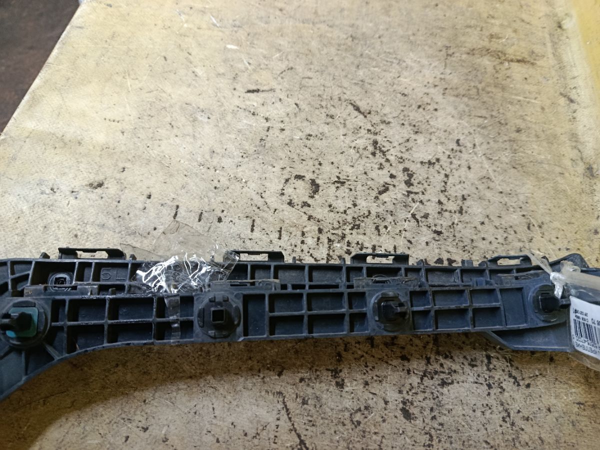 Крепление бампера 52575-47020, 52576-47020 на Toyota Prius ZVW30 Фото 4