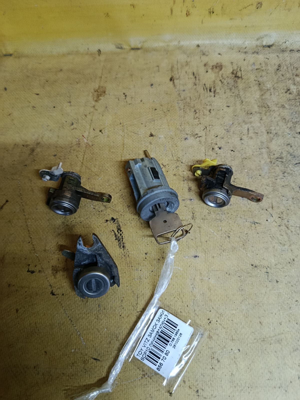 Замок зажигания 69570-12180 на Toyota Vitz SCP10 Фото 2