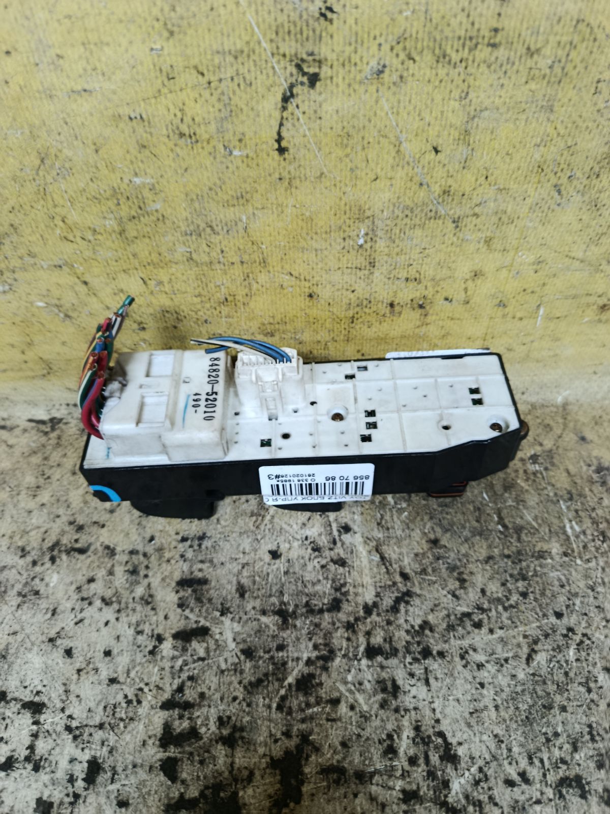 Блок упр-я стеклоподъемниками 84820-52010 на Toyota Vitz SCP10 Фото 3
