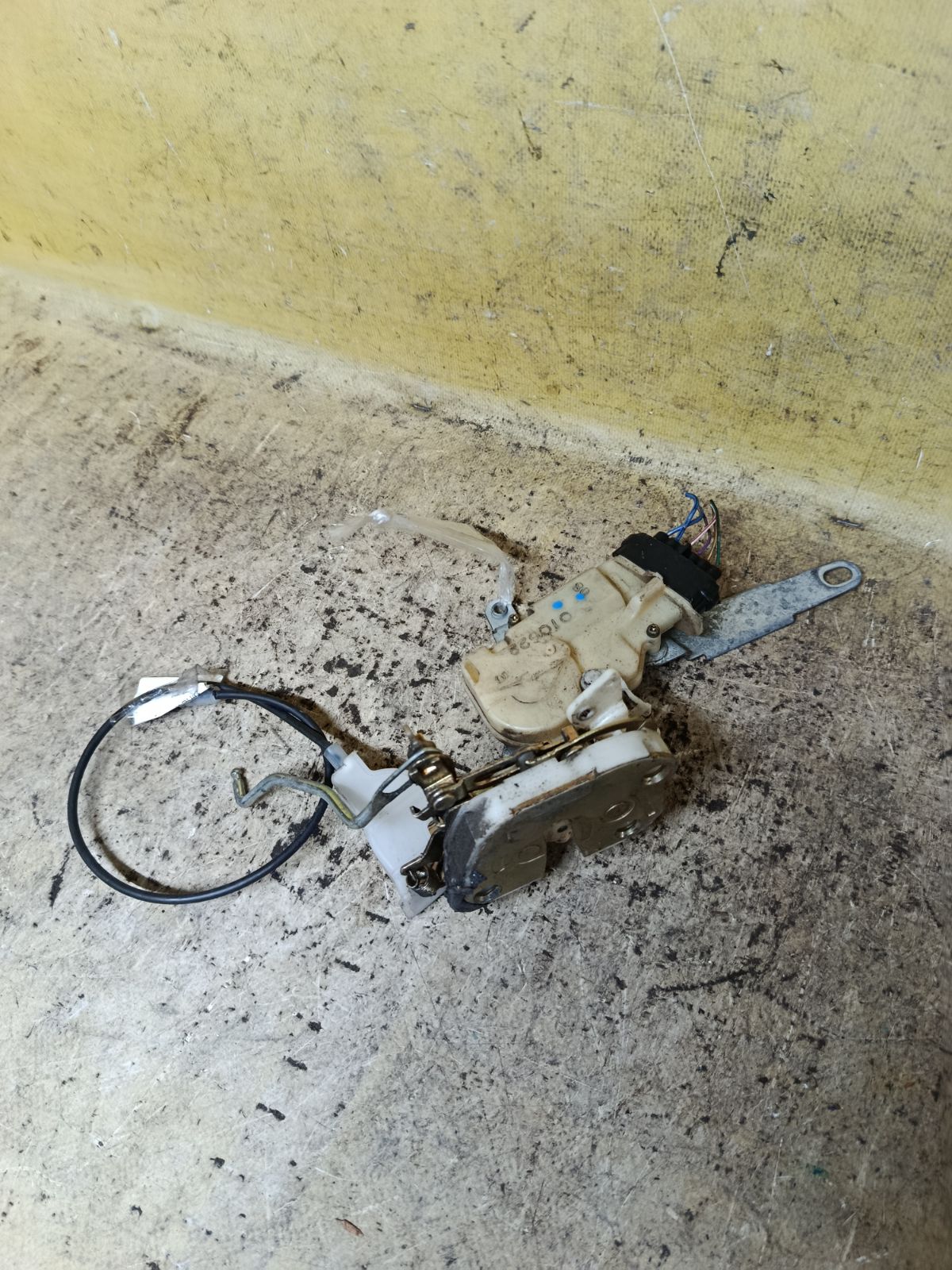 Замок двери на Toyota Vitz SCP10 Фото 1